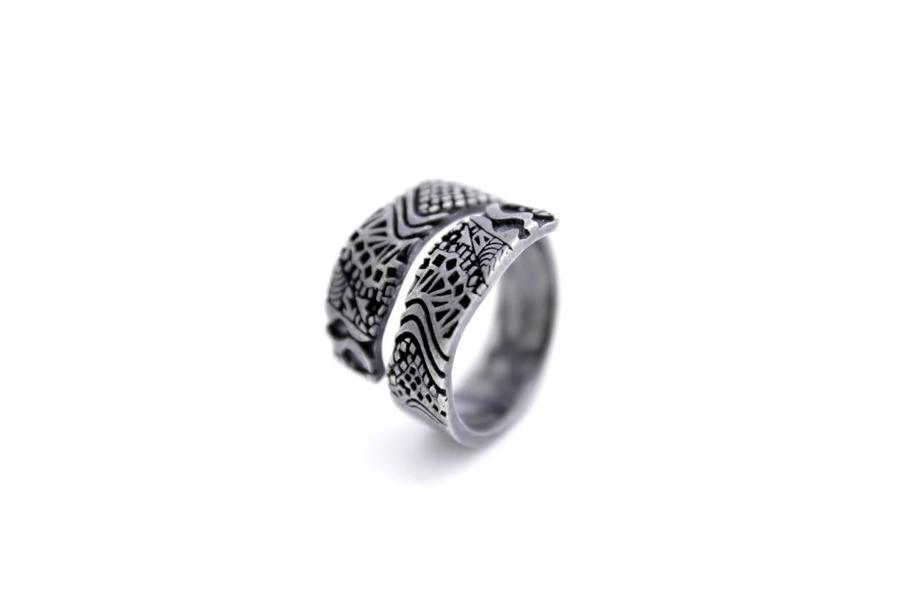 Anel contornos do Rio em prata 925 oxidada (escura). Para outras medidas entre em contato. Embalagem em estojo de madeira. Esta é uma joia de prata 925 produzida com uma liga conhecida internacionalmente com STERLING SILVER – 925, o que significa que ela é constituída de 92,5% de prata pura, garantindo a qualidade do material utilizado.