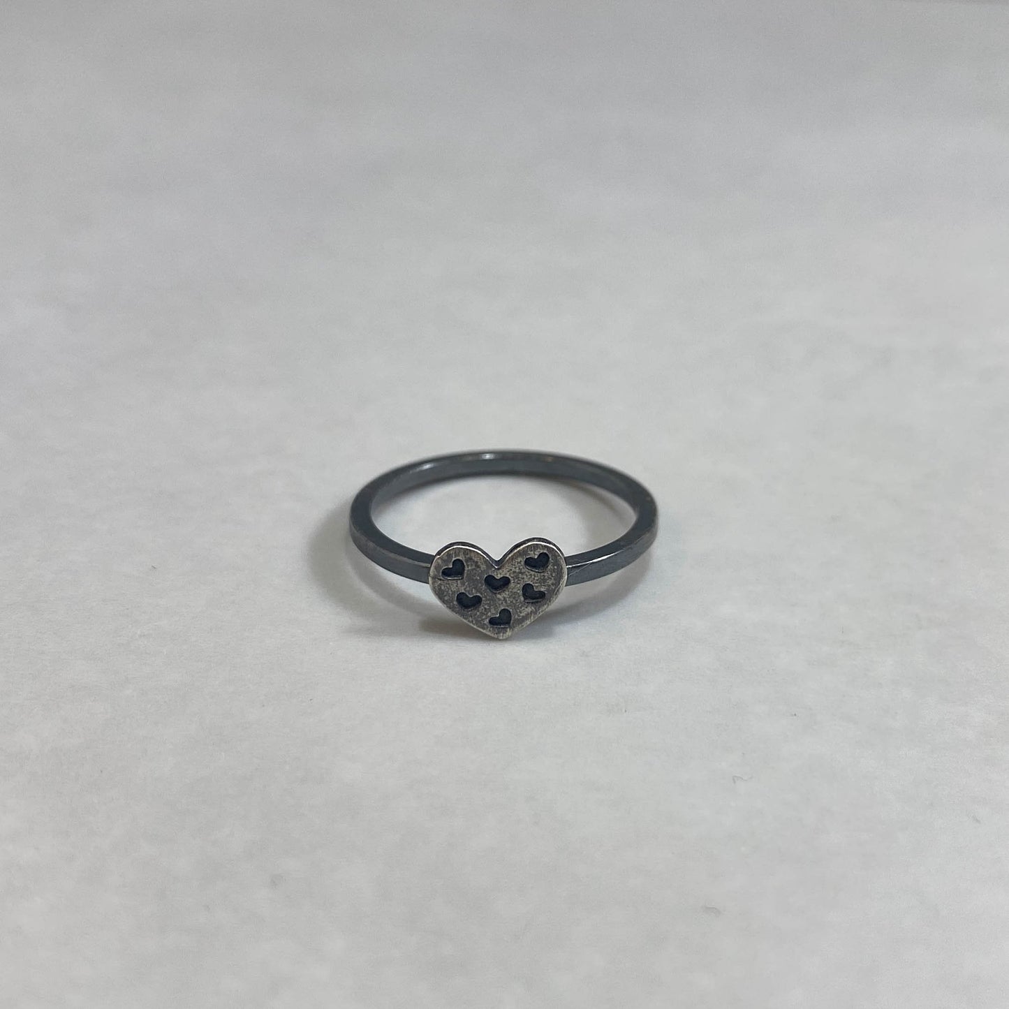 Anel em prata 925 polida (clara) ou oxidada (escura) . Para outras medidas entre em contato. Embalagem em envelope de tecido, com cartão postal Amor Maior. Esta é uma joia de prata 925 produzida com uma liga conhecida internacionalmente com STERLING SILVER – 925, o que significa que ela é constituída de 92,5% de prata pura, garantindo a qualidade do material utilizado.