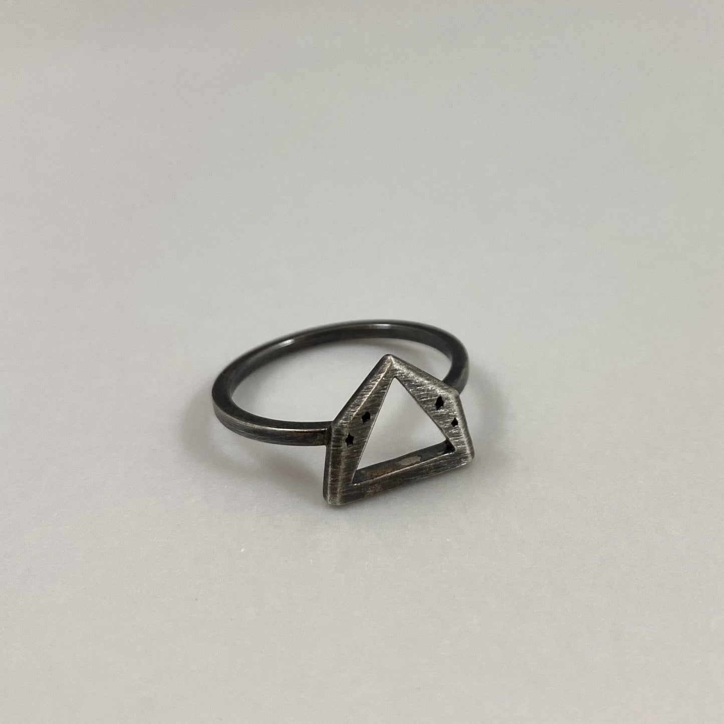 Anel em prata 925 polida (clara) ou oxidada (escura). Para outras medidas entre em contato. Embalagem em estojo de madeira. Esta é uma joia de prata 925 produzida com uma liga conhecida internacionalmente com STERLING SILVER – 925, o que significa que ela é constituída de 92,5% de prata pura, garantindo a qualidade do material utilizado.