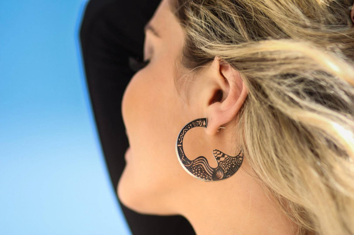 Brinco argola contornos do Rio em prata 925 oxidada (escura). Embalagem em estojo de madeira. Esta é uma joia de prata 925 produzida com uma liga conhecida internacionalmente com STERLING SILVER – 925, o que significa que ela é constituída de 92,5% de prata pura, garantindo a qualidade do material utilizado.