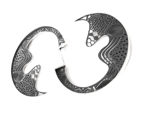 Brinco argola contornos do Rio em prata 925 oxidada (escura). Embalagem em estojo de madeira. Esta é uma joia de prata 925 produzida com uma liga conhecida internacionalmente com STERLING SILVER – 925, o que significa que ela é constituída de 92,5% de prata pura, garantindo a qualidade do material utilizado.