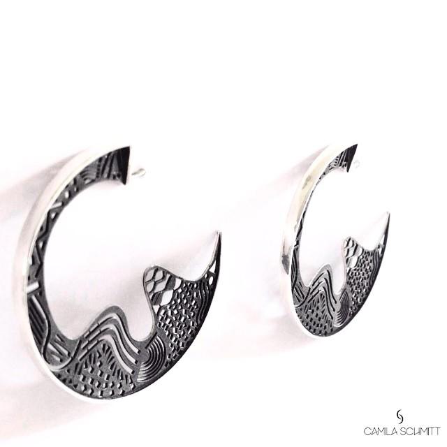 Brinco argola contornos do Rio em prata 925 oxidada (escura). Embalagem em estojo de madeira. Esta é uma joia de prata 925 produzida com uma liga conhecida internacionalmente com STERLING SILVER – 925, o que significa que ela é constituída de 92,5% de prata pura, garantindo a qualidade do material utilizado.