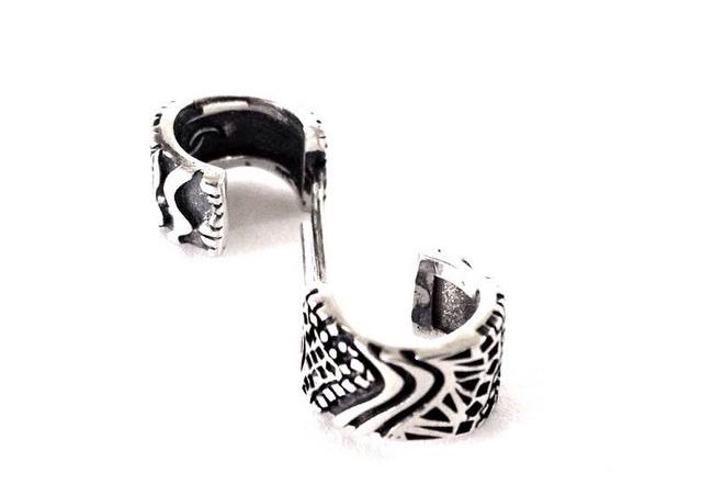 Brinco argola contornos do Rio em prata 925 oxidada (escura). Embalagem em estojo de madeira. Esta é uma joia de prata 925 produzida com uma liga conhecida internacionalmente com STERLING SILVER – 925, o que significa que ela é constituída de 92,5% de prata pura, garantindo a qualidade do material utilizado.