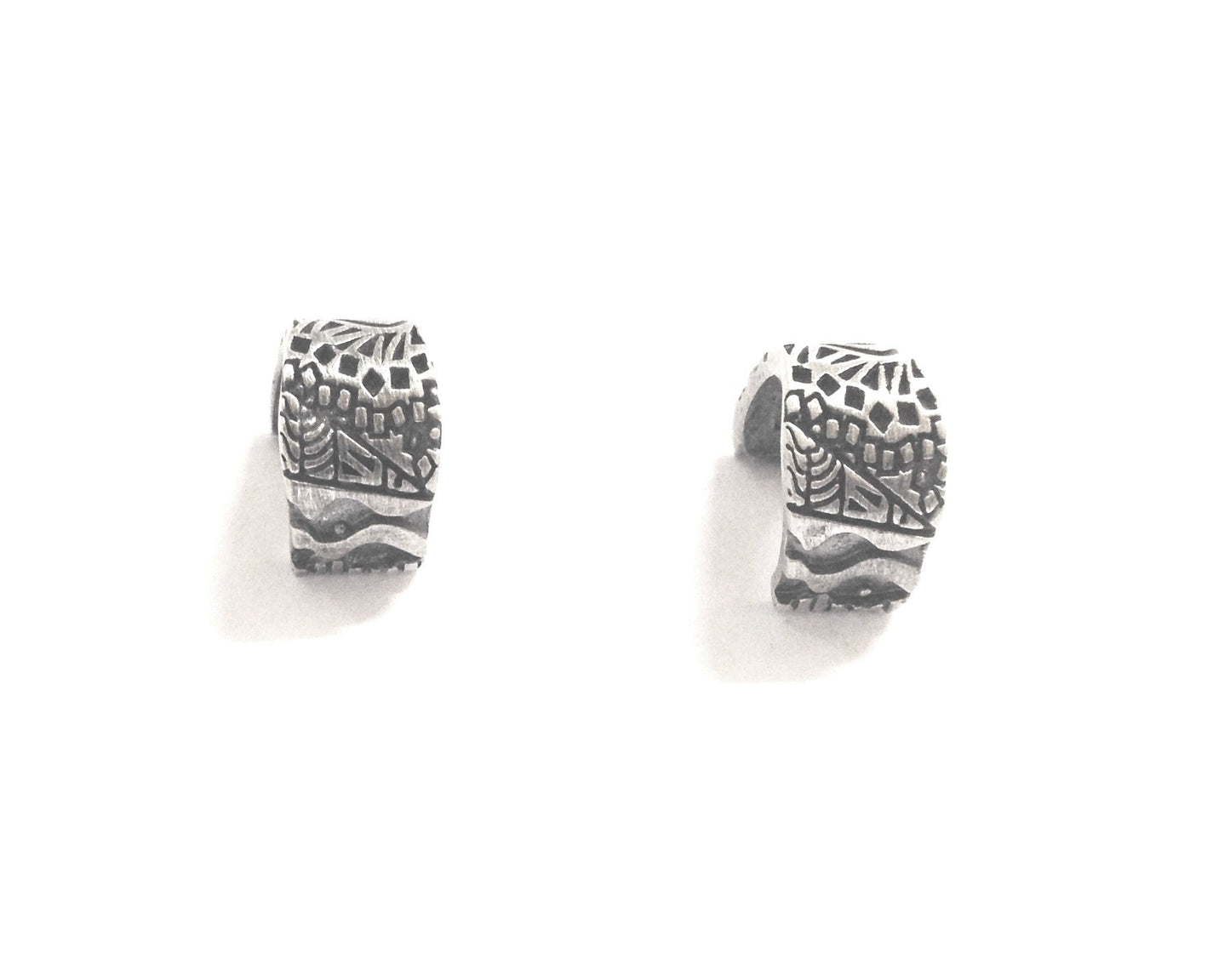 Brinco argola contornos do Rio em prata 925 oxidada (escura). Embalagem em estojo de madeira. Esta é uma joia de prata 925 produzida com uma liga conhecida internacionalmente com STERLING SILVER – 925, o que significa que ela é constituída de 92,5% de prata pura, garantindo a qualidade do material utilizado.