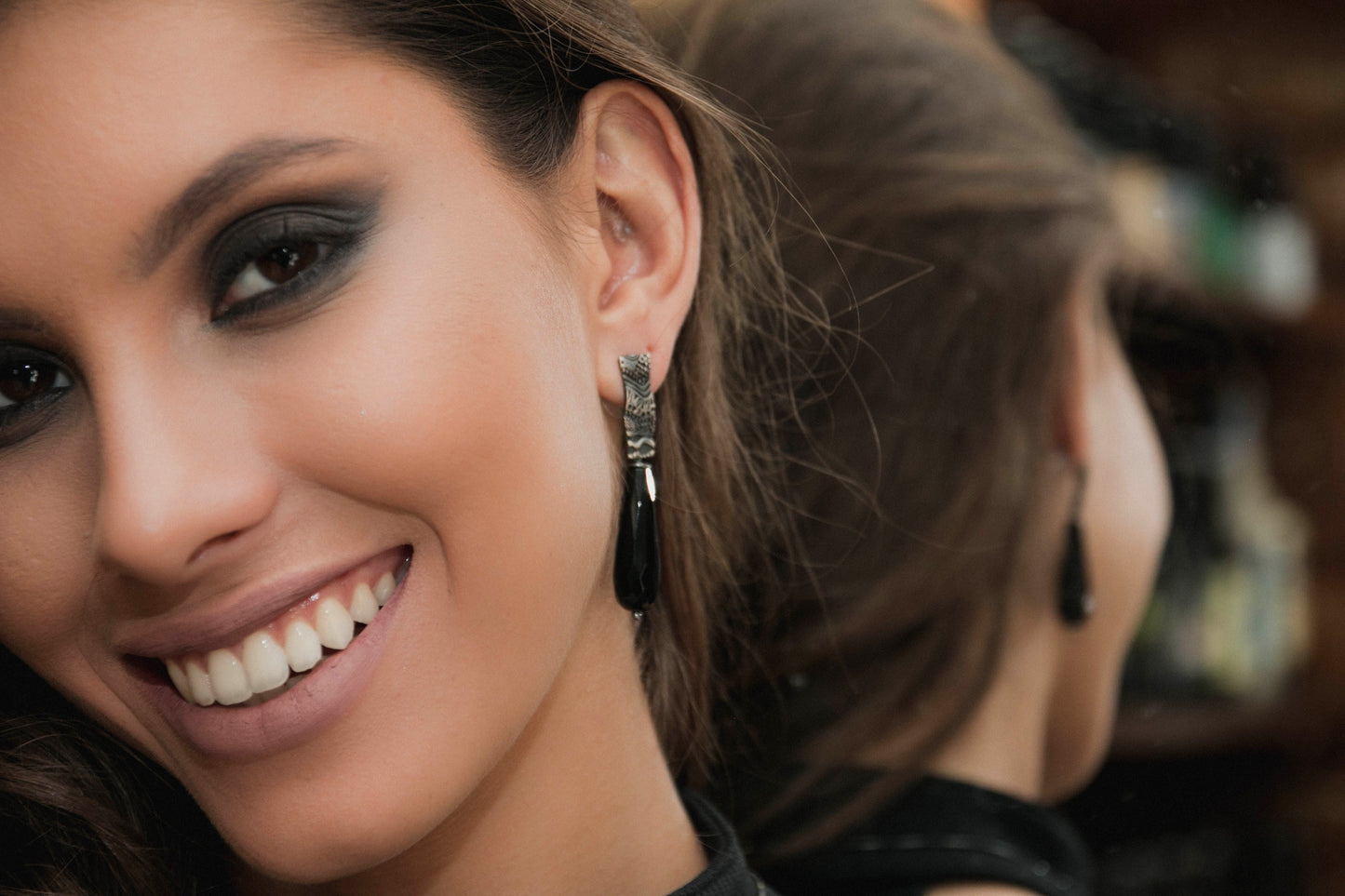 Brinco contornos do Rio em prata 925 oxidada (escura). com pedra ônix facetada 30mm. Embalagem em saco de tecido. Esta é uma joia de prata 925 produzida com uma liga conhecida internacionalmente com STERLING SILVER – 925, o que significa que ela é constituída de 92,5% de prata pura, garantindo a qualidade do material utilizado. Por se tratar de pedras naturais, podem apresentar variações na coloração.