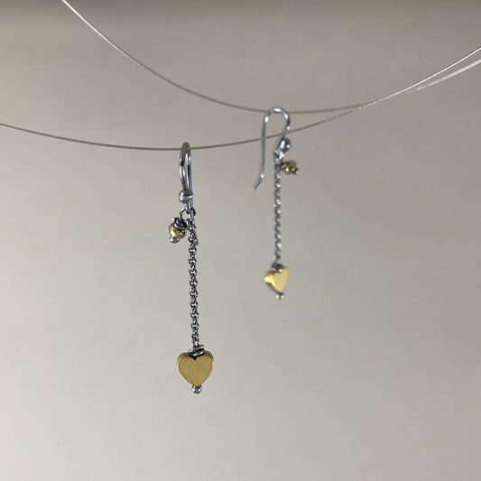 Brinco com gancho anzol, pedra hematita dourada. Corrente elo português 925 oxidada (escura) 2cm. Embalagem em envelope de tecido, com cartão postal Amor Maior. Esta é uma joia de prata 925 produzida com uma liga conhecida internacionalmente com STERLING SILVER – 925, o que significa que ela é constituída de 92,5% de prata pura, garantindo a qualidade do material utilizado. Por se tratar de pedras naturais, podem apresentar variações na coloração.