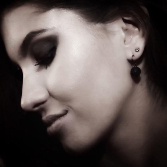 Brinco com gancho anzol e pedra vulcânica. Embalagem em estojo de madeira. Esta é uma joia de prata 925 produzida com uma liga conhecida internacionalmente com STERLING SILVER – 925, o que significa que ela é constituída de 92,5% de prata pura, garantindo a qualidade do material utilizado. Por se tratar de pedras naturais, podem apresentar variações na coloração.