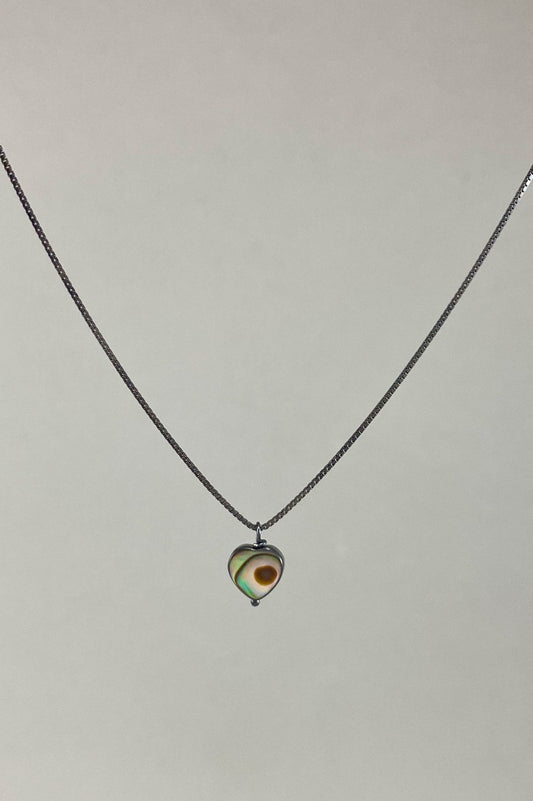 Colar corrente veneziana prata 925 oxidada (escura), com pingentes em pedra abalone. Comprimento: 45cm. Embalagem em envelope de tecido, com cartão postal Amor Maior. Esta é uma joia de prata 925 produzida com uma liga conhecida internacionalmente com STERLING SILVER – 925, o que significa que ela é constituída de 92,5% de prata pura, garantindo a qualidade do material utilizado. Por se tratar de pedras naturais, podem apresentar variações na coloração.