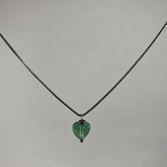 Colar corrente veneziana prata 925 oxidada (escura), com pingentes em pedras coração ágata verde. Comprimento: 45cm. Embalagem em envelope de tecido, com cartão postal Amor Maior. Esta é uma joia de prata 925 produzida com uma liga conhecida internacionalmente com STERLING SILVER – 925, o que significa que ela é constituída de 92,5% de prata pura, garantindo a qualidade do material utilizado. Por se tratar de pedras naturais, podem apresentar variações na coloração.