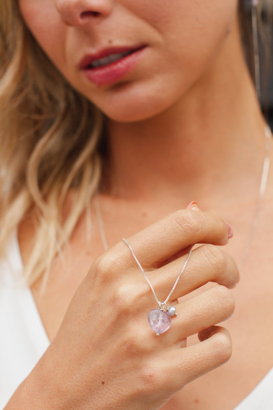 Colar corrente veneziana prata 925 polida (clara), com pingentes em pedras ametista e pérolas. Comprimento: 70cm. Embalagem em envelope de tecido, com cartão postal Amor Maior. Esta é uma joia de prata 925 produzida com uma liga conhecida internacionalmente com STERLING SILVER – 925, o que significa que ela é constituída de 92,5% de prata pura, garantindo a qualidade do material utilizado. Por se tratar de pedras naturais, podem apresentar variações na coloração.