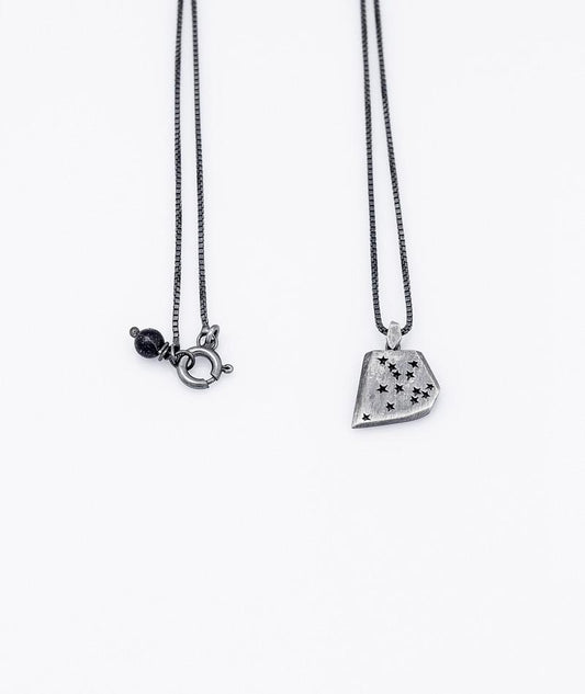 Colar Aquário corrente veneziana prata 925 polida (clara) ou oxidada (escura), constelação (frente) e símbolo (verso). Detalhe no fecho em pedra Goldstone azul. Comprimento: 45cm. Embalagem em estojo de madeira. Esta é uma joia de prata 925 produzida com uma liga conhecida internacionalmente com STERLING SILVER – 925, o que significa que ela é constituída de 92,5% de prata pura, garantindo a qualidade do material utilizado. Por se tratar de pedras naturais, podem apresentar variações na coloração.