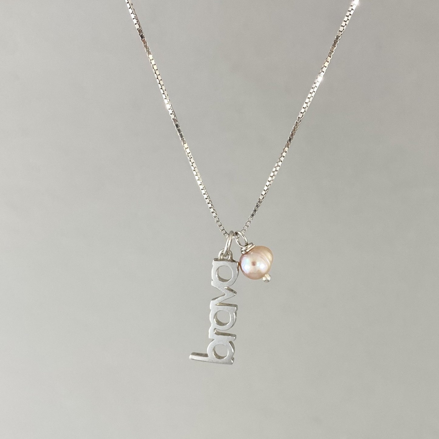 Colar em corrente veneziana e pingente brava em prata 925 polida (clara), com pedra pérola rosa. Comprimento: 45 cm. Embalagem de algodão Santacosta. Esta é uma joia de prata 925 produzida com uma liga conhecida internacionalmente com STERLING SILVER – 925, o que significa que ela é constituída de 92,5% de prata pura, garantindo a qualidade do material utilizado. Por se tratar de pedras naturais, podem apresentar variações na coloração.