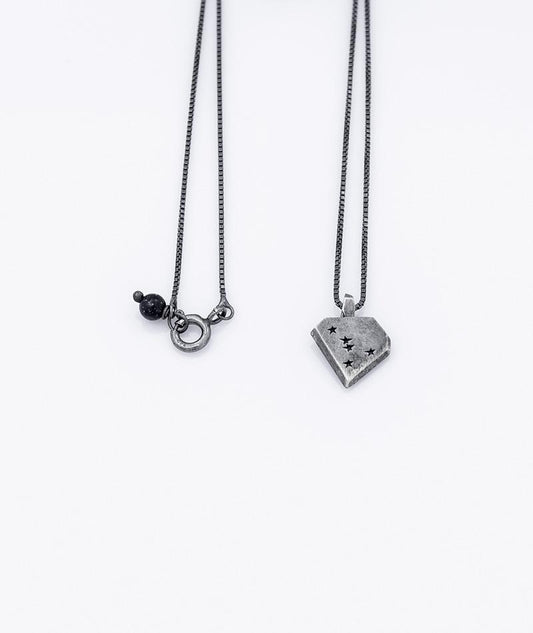 Colar Câncer corrente veneziana prata 925 polida (clara) ou oxidada (escura), constelação (frente) e símbolo (verso). Detalhe no fecho em pedra Goldstone azul. Comprimento: 45cm. . Embalagem em estojo de madeira. Esta é uma joia de prata 925 produzida com uma liga conhecida internacionalmente com STERLING SILVER – 925, o que significa que ela é constituída de 92,5% de prata pura, garantindo a qualidade do material utilizado. Por se tratar de pedras naturais, podem apresentar variações na coloração.