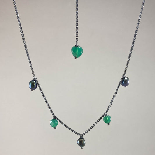 Colar corrente cartier redonda prata 925 oxidada (escura), com pingentes em pedras ágata verde e pérola negra. Comprimento: 38cm. Embalagem em envelope de tecido, com cartão postal Amor Maior. Esta é uma joia de prata 925 produzida com uma liga conhecida internacionalmente com STERLING SILVER – 925, o que significa que ela é constituída de 92,5% de prata pura, garantindo a qualidade do material utilizado. Por se tratar de pedras naturais, podem apresentar variações na coloração.