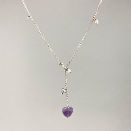 Colar corrente elo português mini prata 925 polida (clara), com pingentes em pedra ametista e pérola. Comprimento: 40cm. Embalagem em envelope de tecido, com cartão postal Amor Maior. Esta é uma joia de prata 925 produzida com uma liga conhecida internacionalmente com STERLING SILVER – 925, o que significa que ela é constituída de 92,5% de prata pura, garantindo a qualidade do material utilizado. Por se tratar de pedras naturais, podem apresentar variações na coloração.