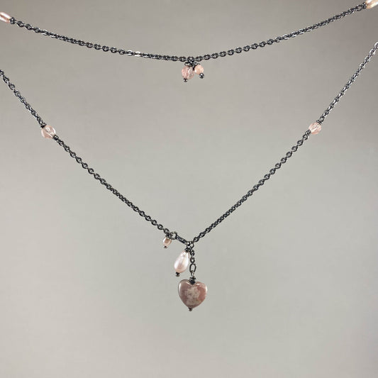 Colar corrente cartier redonda prata 925 oxidada (escura), com pingentes em pedras coração rodocrosita, quartzo cereja, pérola rosa e pérola lilás. Comprimento: 38cm. Embalagem em envelope de tecido, com cartão postal Amor Maior. Esta é uma joia de prata 925 produzida com uma liga conhecida internacionalmente com STERLING SILVER – 925, o que significa que ela é constituída de 92,5% de prata pura, garantindo a qualidade do material utilizado. Por se tratar de pedras naturais, podem apresentar variações na co