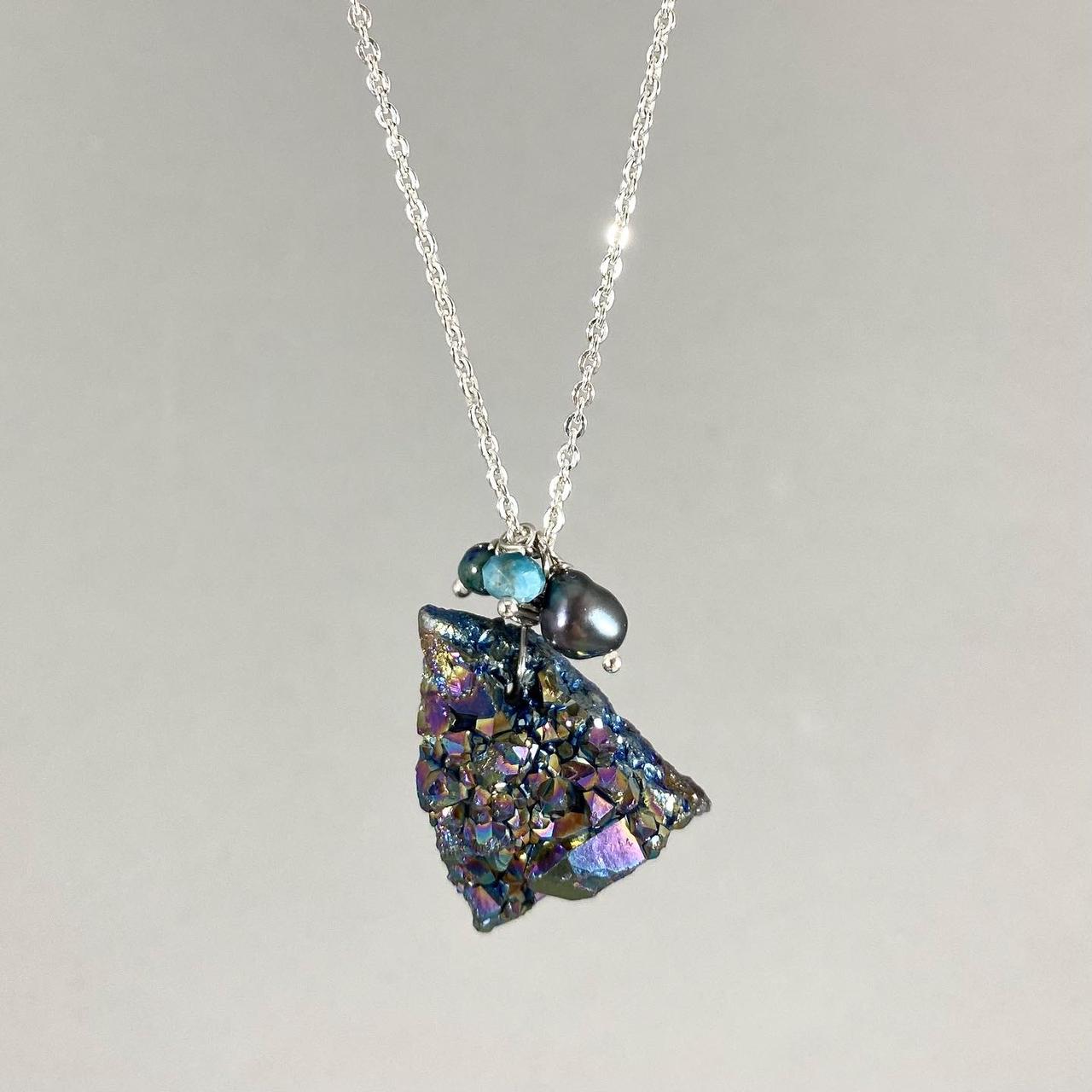 Colar em corrente cartier prata 925 polida (clara) com pedras apatita, hematita rainbow, crisocola, pérola negra e drusa aqua aura azul. Comprimento: 70 cm. Embalagem de algodão Santacosta. Esta é uma joia de prata 925 produzida com uma liga conhecida internacionalmente com STERLING SILVER – 925, o que significa que ela é constituída de 92,5% de prata pura, garantindo a qualidade do material utilizado. Por se tratar de pedras naturais, podem apresentar variações na coloração e formato, por serem esculpidas
