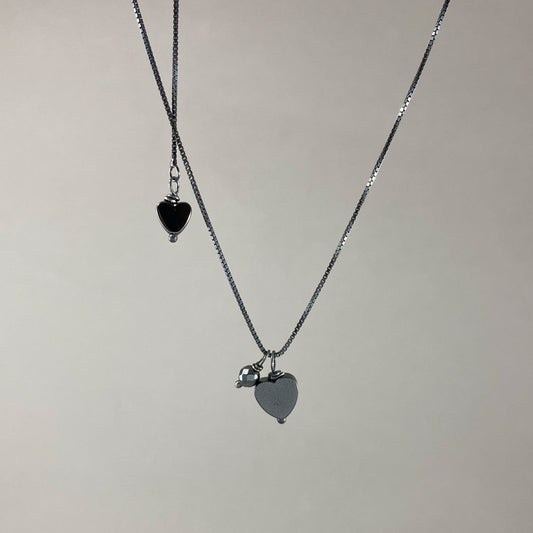 Colar corrente veneziana prata 925 oxidada (escura), com pingentes em pedras hematita. Comprimento: 50cm. Embalagem em envelope de tecido, com cartão postal Amor Maior. Esta é uma joia de prata 925 produzida com uma liga conhecida internacionalmente com STERLING SILVER – 925, o que significa que ela é constituída de 92,5% de prata pura, garantindo a qualidade do material utilizado. Por se tratar de pedras naturais, podem apresentar variações na coloração.