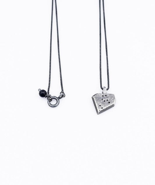 Colar Leão corrente veneziana prata 925 polida (clara) ou oxidada (escura), constelação (frente) e símbolo (verso). Detalhe no fecho em pedra Goldstone azul. Comprimento: 45cm. Embalagem em estojo de madeira. Esta é uma joia de prata 925 produzida com uma liga conhecida internacionalmente com STERLING SILVER – 925, o que significa que ela é constituída de 92,5% de prata pura, garantindo a qualidade do material utilizado. Por se tratar de pedras naturais, podem apresentar variações na coloração.