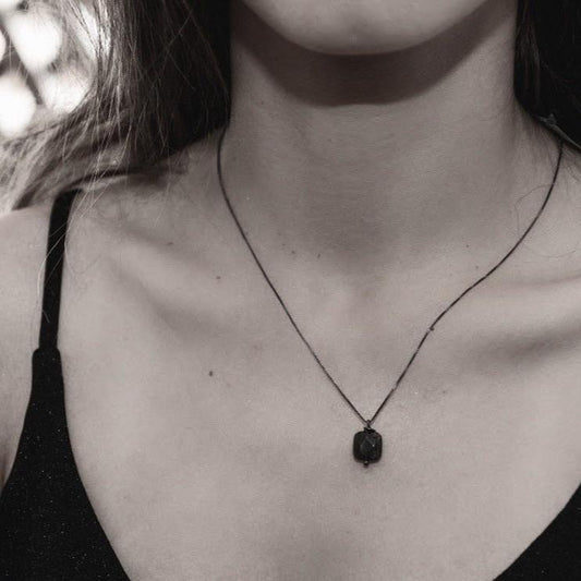 Colar corrente veneziana prata 925 oxidado (escuro), com pingente em pedra quadrado ônix e detalhe em pedra ônix facetada. Comprimento: 45cm. Embalagem em estojo de madeira. Esta é uma joia de prata 925 produzida com uma liga conhecida internacionalmente com STERLING SILVER – 925, o que significa que ela é constituída de 92,5% de prata pura, garantindo a qualidade do material utilizado. Por se tratar de pedras naturais, podem apresentar variações na coloração.