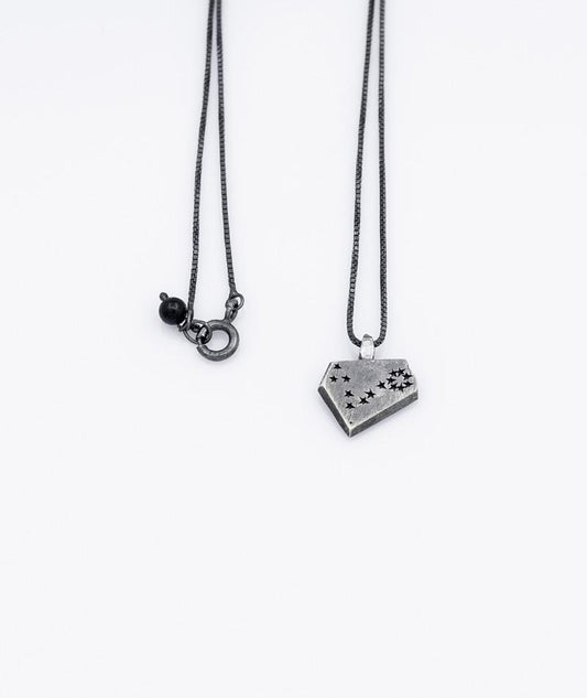 Colar Peixes corrente veneziana prata 925 polida (clara) ou oxidada (escura), constelação (frente) e símbolo (verso). Detalhe no fecho em pedra Goldstone azul. Comprimento: 45cm. Embalagem em estojo de madeira. Esta é uma joia de prata 925 produzida com uma liga conhecida internacionalmente com STERLING SILVER – 925, o que significa que ela é constituída de 92,5% de prata pura, garantindo a qualidade do material utilizado. Por se tratar de pedras naturais, podem apresentar variações na coloração.