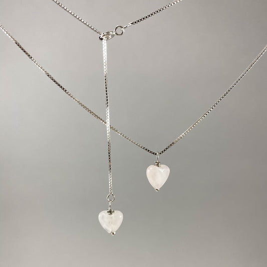 Colar corrente veneziana prata 925 polida (clara), com pingentes em pedras coração quartzo rosa. Comprimento: 45cm. Embalagem em envelope de tecido, com cartão postal Amor Maior. Esta é uma joia de prata 925 produzida com uma liga conhecida internacionalmente com STERLING SILVER – 925, o que significa que ela é constituída de 92,5% de prata pura, garantindo a qualidade do material utilizado. Por se tratar de pedras naturais, podem apresentar variações na coloração.