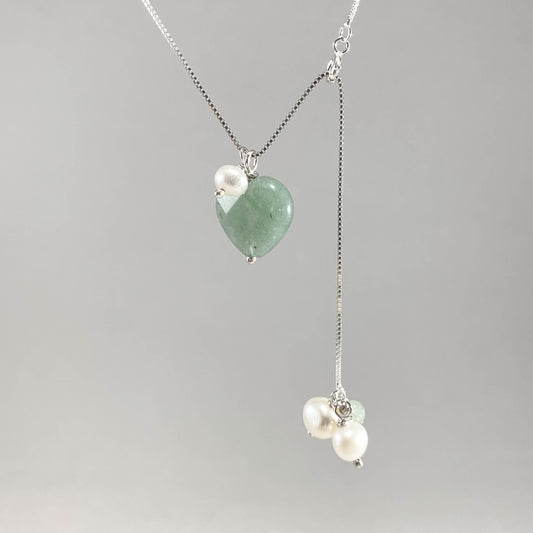 Colar corrente veneziana prata 925 polida (clara), com pingentes em pedras coração quartzo verde e pérolas. Comprimento: 70cm. Embalagem em envelope de tecido, com cartão postal Amor Maior. Esta é uma joia de prata 925 produzida com uma liga conhecida internacionalmente com STERLING SILVER – 925, o que significa que ela é constituída de 92,5% de prata pura, garantindo a qualidade do material utilizado. Por se tratar de pedras naturais, podem apresentar variações na coloração.