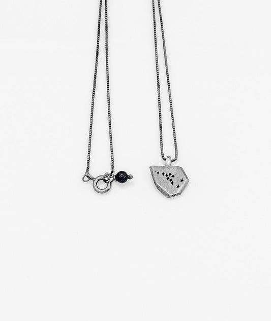 Colar Touro corrente veneziana prata 925 polida (clara) ou oxidada (escura), constelação (frente) e símbolo (verso). Detalhe no fecho em pedra Goldstone azul. Comprimento: 45cm. Embalagem em estojo de madeira. Esta é uma joia de prata 925 produzida com uma liga conhecida internacionalmente com STERLING SILVER – 925, o que significa que ela é constituída de 92,5% de prata pura, garantindo a qualidade do material utilizado. Por se tratar de pedras naturais, podem apresentar variações na coloração.