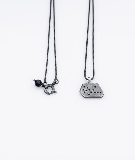 Colar Virgem corrente veneziana prata 925 polida (clara) ou oxidada (escura), constelação (frente) e símbolo (verso). Detalhe no fecho em pedra Goldstone azul. Comprimento: 45cm. Embalagem em estojo de madeira. Esta é uma joia de prata 925 produzida com uma liga conhecida internacionalmente com STERLING SILVER – 925, o que significa que ela é constituída de 92,5% de prata pura, garantindo a qualidade do material utilizado. Por se tratar de pedras naturais, podem apresentar variações na coloração.