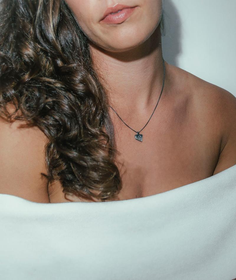 Colar Virgem corrente veneziana prata 925 polida (clara) ou oxidada (escura), constelação (frente) e símbolo (verso). Detalhe no fecho em pedra Goldstone azul. Comprimento: 45cm. Embalagem em estojo de madeira. Esta é uma joia de prata 925 produzida com uma liga conhecida internacionalmente com STERLING SILVER – 925, o que significa que ela é constituída de 92,5% de prata pura, garantindo a qualidade do material utilizado. Por se tratar de pedras naturais, podem apresentar variações na coloração.