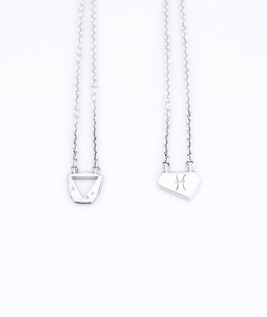 Escapulário Peixes corrente cartier prata 925 polida (clara) ou oxidada (escura), constelação (frente) e símbolo (verso) com elemento AR. Comprimento: 70cm. Embalagem em estojo de madeira. Esta é uma joia de prata 925 produzida com uma liga conhecida internacionalmente com STERLING SILVER – 925, o que significa que ela é constituída de 92,5% de prata pura, garantindo a qualidade do material utilizado.