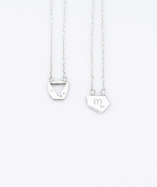 Escapulário Escorpião corrente cartier prata 925 polida (clara) ou oxidada (escura), constelação (frente) e símbolo (verso) com elemento AR. Comprimento: 70cm. Embalagem em estojo de madeira. Esta é uma joia de prata 925 produzida com uma liga conhecida internacionalmente com STERLING SILVER – 925, o que significa que ela é constituída de 92,5% de prata pura, garantindo a qualidade do material utilizado.