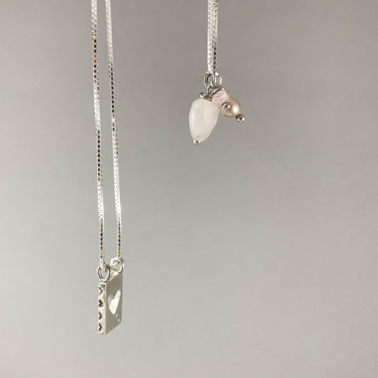 Colar corrente veneziana prata 925 polida (clara) com pingentes em pedras coração quartzo rosa, pérola rosa e placa coração vazado em prata 925 polida (clara). Comprimento: 70cm. Embalagem em envelope de tecido, com cartão postal Amor Maior. Esta é uma joia de prata 925 produzida com uma liga conhecida internacionalmente com STERLING SILVER – 925, o que significa que ela é constituída de 92,5% de prata pura, garantindo a qualidade do material utilizado. Por se tratar de pedras naturais, podem apresentar var