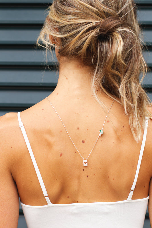 Colar corrente veneziana prata 925 polida (clara) com pingentes em pedras coração quartzo verde, pérola branca e placa coração vazado em prata 925 polida (clara). Comprimento: 70cm. Embalagem em envelope de tecido, com cartão postal Amor Maior. Esta é uma joia de prata 925 produzida com uma liga conhecida internacionalmente com STERLING SILVER – 925, o que significa que ela é constituída de 92,5% de prata pura, garantindo a qualidade do material utilizado. Por se tratar de pedras naturais, podem apresentar