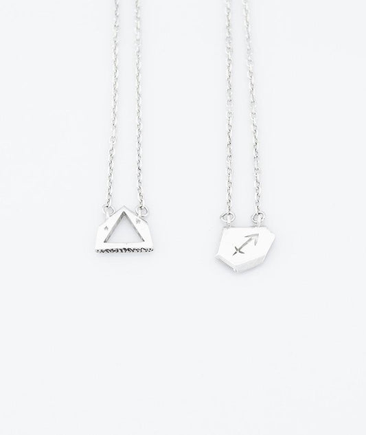 Escapulário Sagitário corrente cartier prata 925 polida (clara) ou oxidada (escura), constelação (frente) e símbolo (verso) com elemento AR. Comprimento: 70cm. Embalagem em estojo de madeira. Esta é uma joia de prata 925 produzida com uma liga conhecida internacionalmente com STERLING SILVER – 925, o que significa que ela é constituída de 92,5% de prata pura, garantindo a qualidade do material utilizado.