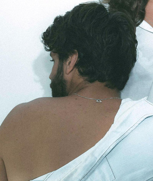 Escapulário Touro corrente cartier prata 925 polida (clara) ou oxidada (escura), constelação (frente) e símbolo (verso) com elemento AR. Comprimento: 70cm. Embalagem em estojo de madeira. Esta é uma joia de prata 925 produzida com uma liga conhecida internacionalmente com STERLING SILVER – 925, o que significa que ela é constituída de 92,5% de prata pura, garantindo a qualidade do material utilizado.