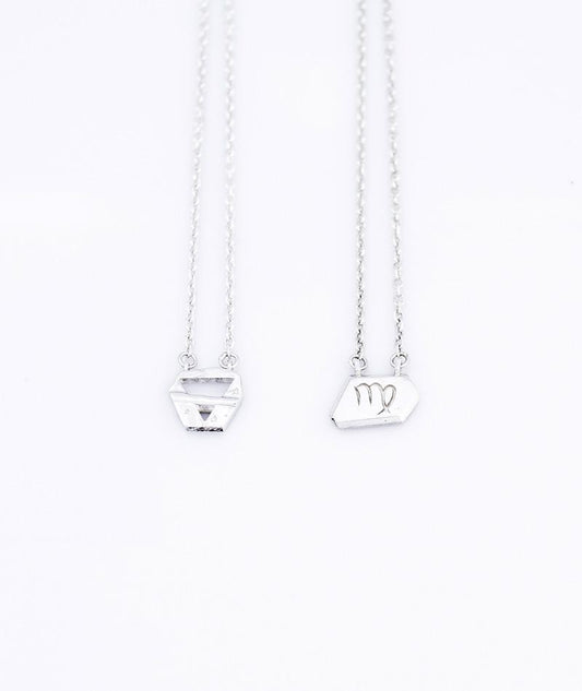 Escapulário Virgem corrente cartier prata 925 polida (clara) ou oxidada (escura), constelação (frente) e símbolo (verso) com elemento AR. Comprimento: 70cm. Embalagem em estojo de madeira. Esta é uma joia de prata 925 produzida com uma liga conhecida internacionalmente com STERLING SILVER – 925, o que significa que ela é constituída de 92,5% de prata pura, garantindo a qualidade do material utilizado.