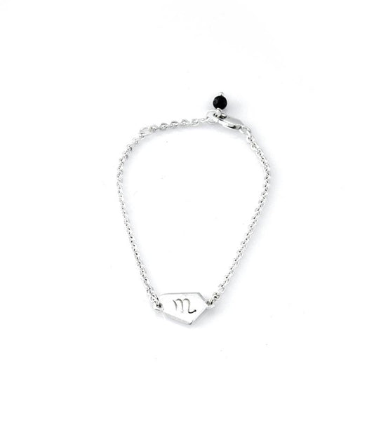 Pulseira Escorpião corrente cartier em prata 925 polida (clara) ou oxidada (escura), constelação (frente) e símbolo (verso). Detalhe no fecho em pedra Goldstone azul. Comprimento: regulagem entre 16cm e 18cm. Para outras medidas entre em contato. Embalagem em estojo de madeira. Esta é uma joia de prata 925 produzida com uma liga conhecida internacionalmente com STERLING SILVER – 925, o que significa que ela é constituída de 92,5% de prata pura, garantindo a qualidade do material utilizado. Por se tratar de