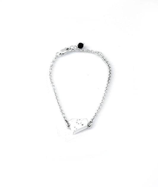 Pulseira Leão corrente cartier em prata 925 polida (clara) ou oxidada (escura), constelação (frente) e símbolo (verso). Detalhe no fecho em pedra Goldstone azul. Comprimento: regulagem entre 16cm e 18cm. Para outras medidas entre em contato. Embalagem em estojo de madeira. Esta é uma joia de prata 925 produzida com uma liga conhecida internacionalmente com STERLING SILVER – 925, o que significa que ela é constituída de 92,5% de prata pura, garantindo a qualidade do material utilizado. Por se tratar de pedr