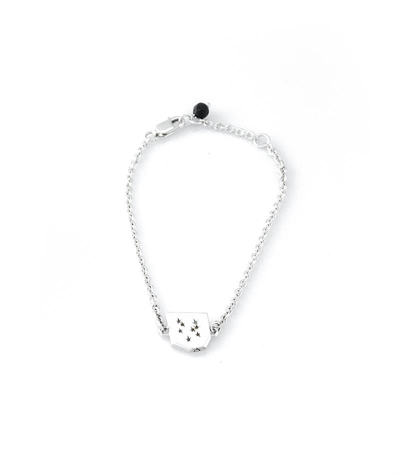 Pulseira Libra corrente cartier em prata 925 polida (clara) ou oxidada (escura), constelação (frente) e símbolo (verso). Detalhe no fecho em pedra Goldstone azul. Comprimento: regulagem entre 16cm e 18cm. Para outras medidas entre em contato. Embalagem em estojo de madeira. Esta é uma joia de prata 925 produzida com uma liga conhecida internacionalmente com STERLING SILVER – 925, o que significa que ela é constituída de 92,5% de prata pura, garantindo a qualidade do material utilizado. Por se tratar de ped