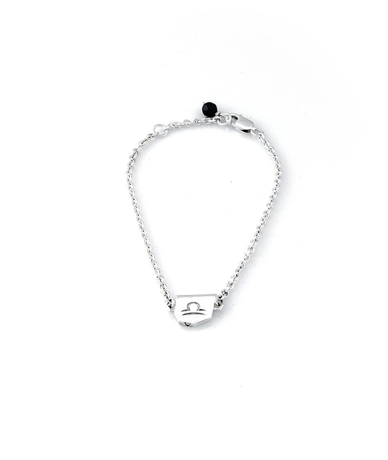 Pulseira Libra corrente cartier em prata 925 polida (clara) ou oxidada (escura), constelação (frente) e símbolo (verso). Detalhe no fecho em pedra Goldstone azul. Comprimento: regulagem entre 16cm e 18cm. Para outras medidas entre em contato. Embalagem em estojo de madeira. Esta é uma joia de prata 925 produzida com uma liga conhecida internacionalmente com STERLING SILVER – 925, o que significa que ela é constituída de 92,5% de prata pura, garantindo a qualidade do material utilizado. Por se tratar de ped