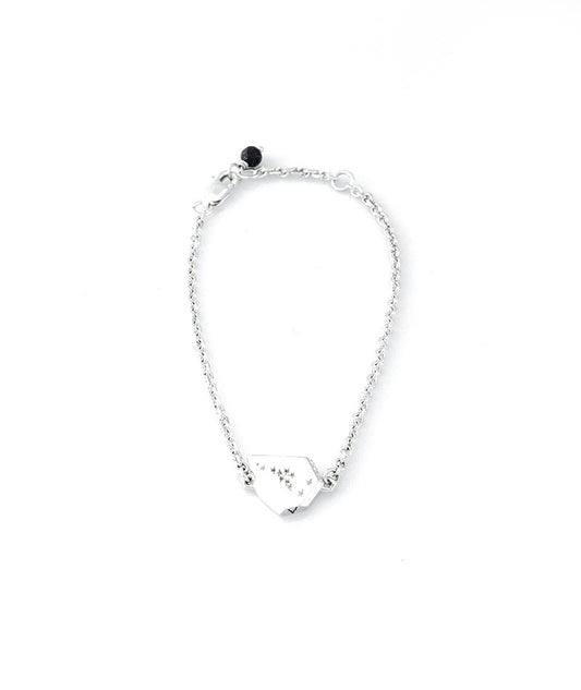 Pulseira Touro corrente cartier em prata 925 polida (clara) ou oxidada (escura), constelação (frente) e símbolo (verso). Detalhe no fecho em pedra Goldstone azul. Comprimento: regulagem entre 16cm e 18cm. Para outras medidas entre em contato. Embalagem em estojo de madeira. Esta é uma joia de prata 925 produzida com uma liga conhecida internacionalmente com STERLING SILVER – 925, o que significa que ela é constituída de 92,5% de prata pura, garantindo a qualidade do material utilizado. Por se tratar de ped