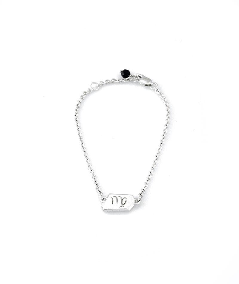 Pulseira Virgem corrente cartier em prata 925 polida (clara) ou oxidada (escura), constelação (frente) e símbolo (verso). Detalhe no fecho em pedra Goldstone azul. Comprimento: regulagem entre 16cm e 18cm. Para outras medidas entre em contato. Esta é uma joia de prata 925 produzida com uma liga conhecida internacionalmente com STERLING SILVER – 925, o que significa que ela é constituída de 92,5% de prata pura, garantindo a qualidade do material utilizado. Por se tratar de pedras naturais, podem apresentar v