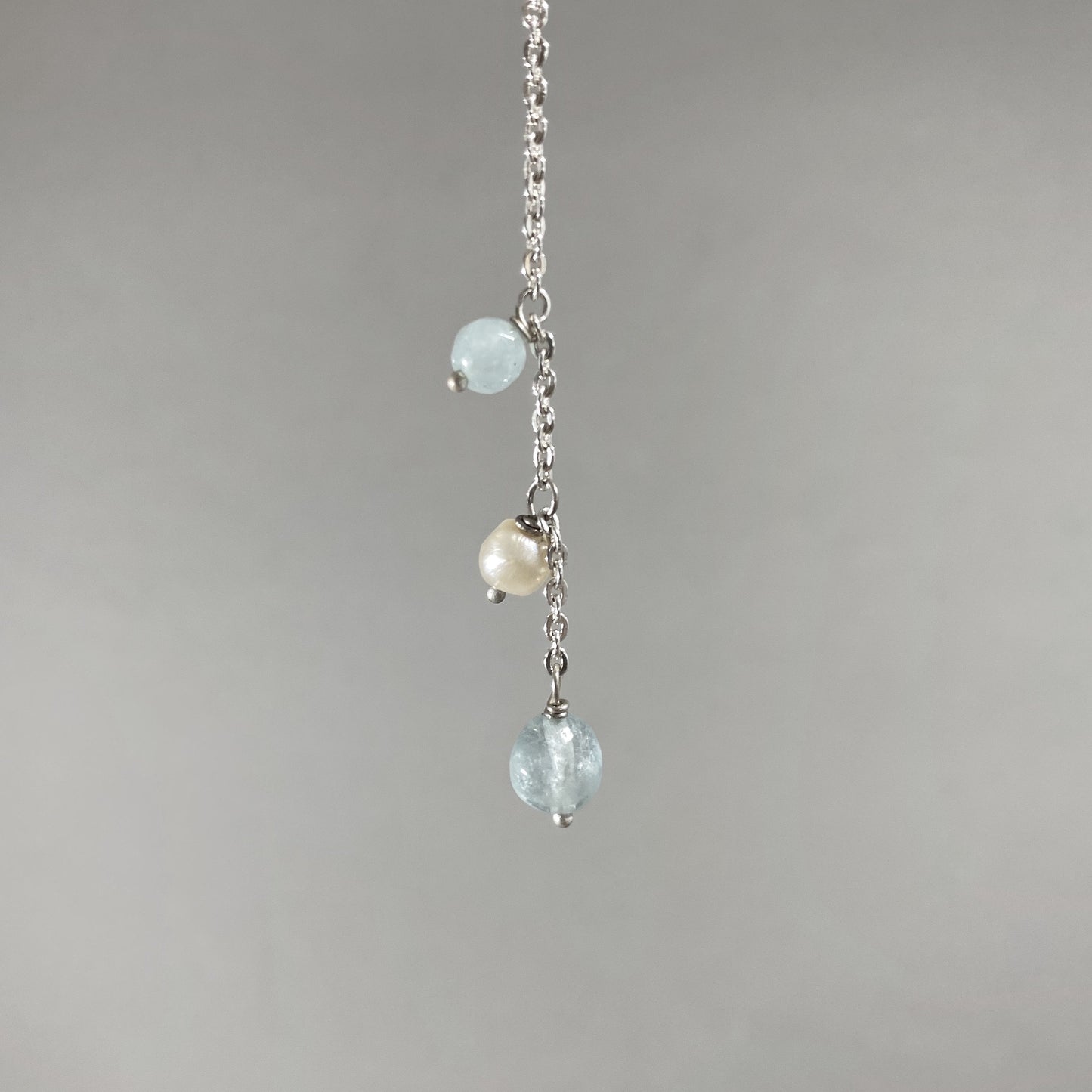 Tornozeleira corrente cartier em prata 925 polida (clara), com pedras água-marinha e pérolas. Comprimento: regulagem entre 23cm e 25,5cm. Para outras medidas entre em contato. Embalagem de algodão Santacosta. Esta é uma joia de prata 925 produzida com uma liga conhecida internacionalmente com STERLING SILVER – 925, o que significa que ela é constituída de 92,5% de prata pura, garantindo a qualidade do material utilizado. Por se tratar de pedras naturais, podem apresentar variações na coloração.