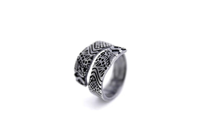 Anel contornos do Rio em prata 925 oxidada (escura). Para outras medidas entre em contato. Embalagem em estojo de madeira. Esta é uma joia de prata 925 produzida com uma liga conhecida internacionalmente com STERLING SILVER – 925, o que significa que ela é constituída de 92,5% de prata pura, garantindo a qualidade do material utilizado.