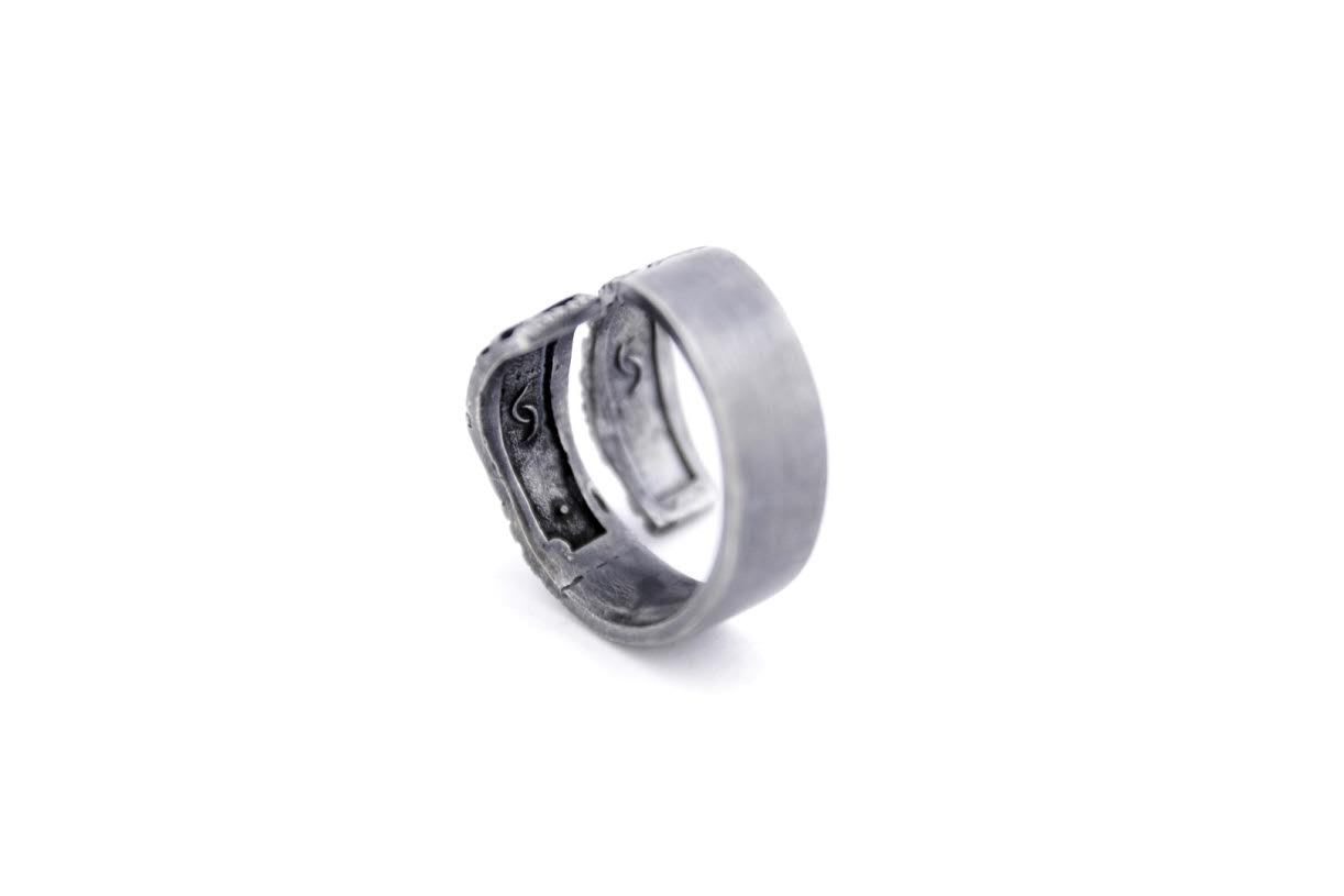 Anel contornos do Rio em prata 925 oxidada (escura). Para outras medidas entre em contato. Embalagem em estojo de madeira. Esta é uma joia de prata 925 produzida com uma liga conhecida internacionalmente com STERLING SILVER – 925, o que significa que ela é constituída de 92,5% de prata pura, garantindo a qualidade do material utilizado.