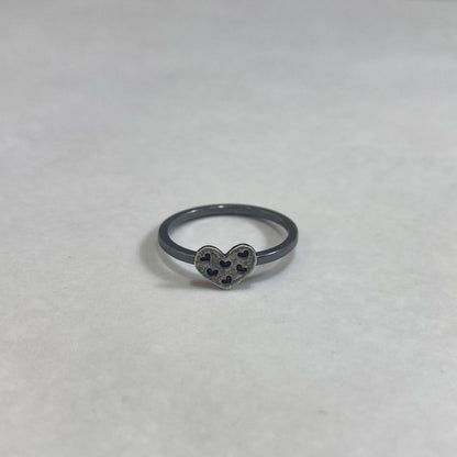 Anel em prata 925 polida (clara) ou oxidada (escura) . Para outras medidas entre em contato. Embalagem em envelope de tecido, com cartão postal Amor Maior. Esta é uma joia de prata 925 produzida com uma liga conhecida internacionalmente com STERLING SILVER – 925, o que significa que ela é constituída de 92,5% de prata pura, garantindo a qualidade do material utilizado.
