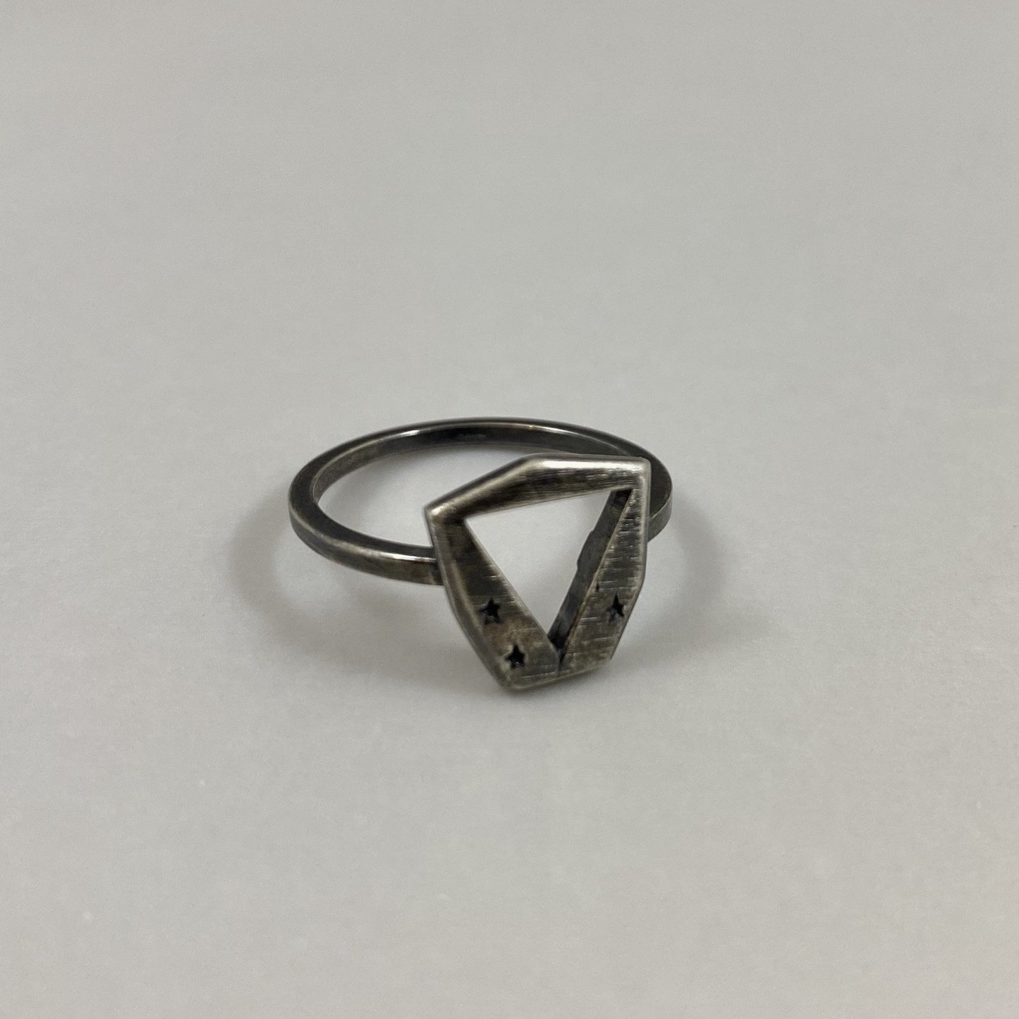 Anel em prata 925 polida (clara) ou oxidada (escura). Para outras medidas entre em contato. Embalagem em estojo de madeira. Esta é uma joia de prata 925 produzida com uma liga conhecida internacionalmente com STERLING SILVER – 925, o que significa que ela é constituída de 92,5% de prata pura, garantindo a qualidade do material utilizado.