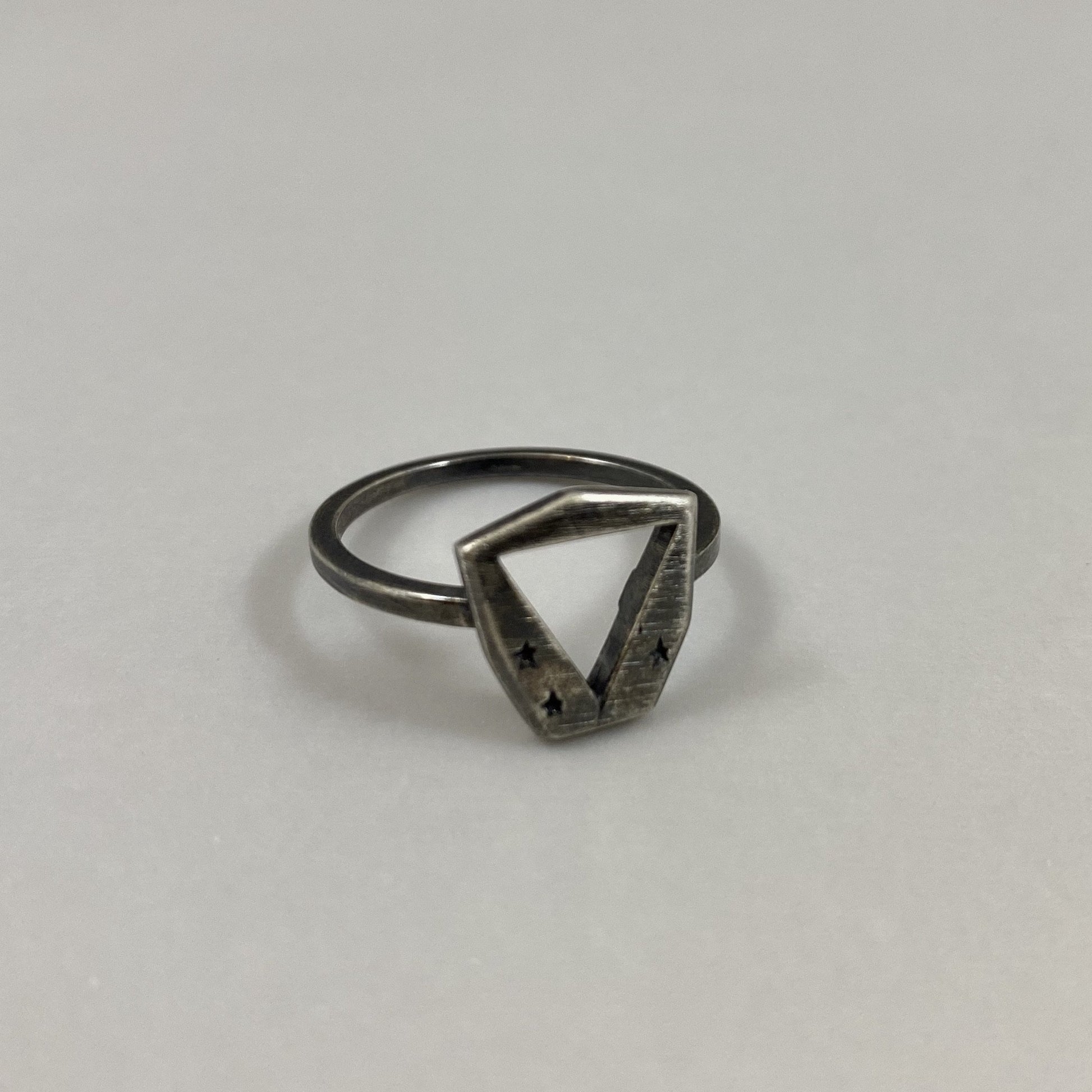 Anel em prata 925 polida (clara) ou oxidada (escura). Para outras medidas entre em contato. Embalagem em estojo de madeira. Esta é uma joia de prata 925 produzida com uma liga conhecida internacionalmente com STERLING SILVER – 925, o que significa que ela é constituída de 92,5% de prata pura, garantindo a qualidade do material utilizado.