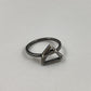Anel em prata 925 polida (clara) ou oxidada (escura). Para outras medidas entre em contato. Embalagem em estojo de madeira. Esta é uma joia de prata 925 produzida com uma liga conhecida internacionalmente com STERLING SILVER – 925, o que significa que ela é constituída de 92,5% de prata pura, garantindo a qualidade do material utilizado.
